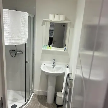 2 Flat, 50m From Airbus * ブリストル