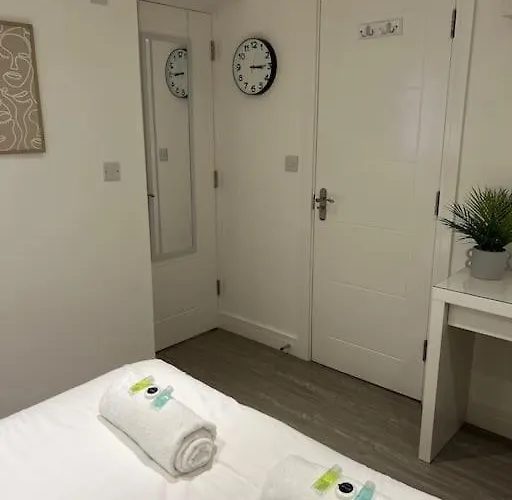 2 Flat, 50m From Airbus