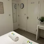 2 Flat, 50m From Airbus