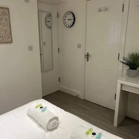 2 Flat, 50m From Airbus